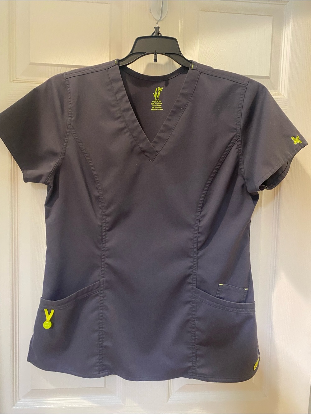 ViVI Med Couture Dark Gray V-Neck Scrub Top Women’s medium